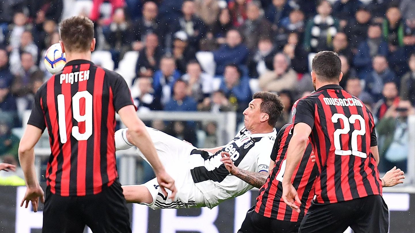 Juventus-Milan, Mandzukic in azione (Ansa)