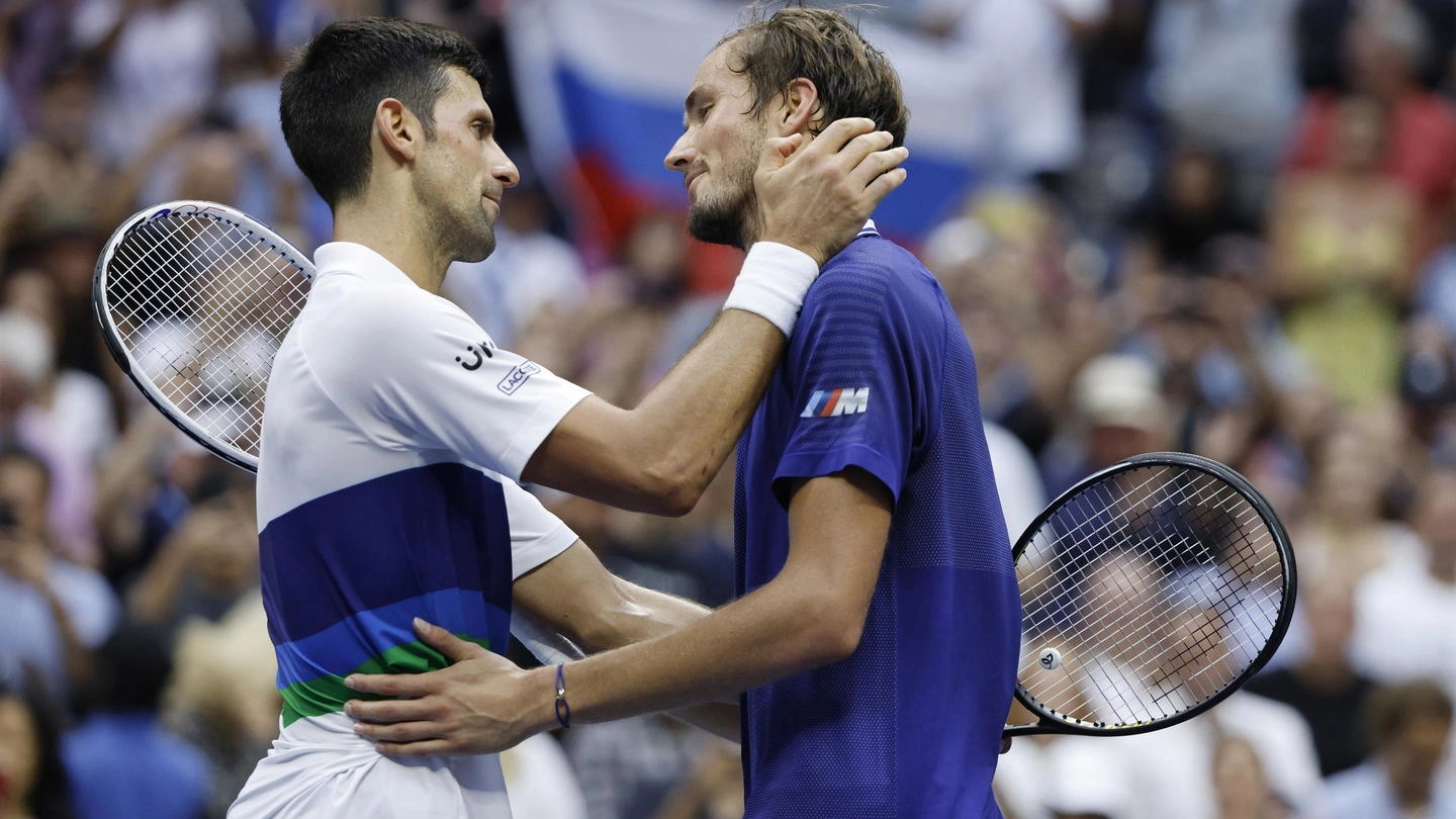 Djokovic e Medvedev al termine del match (Ansa)
