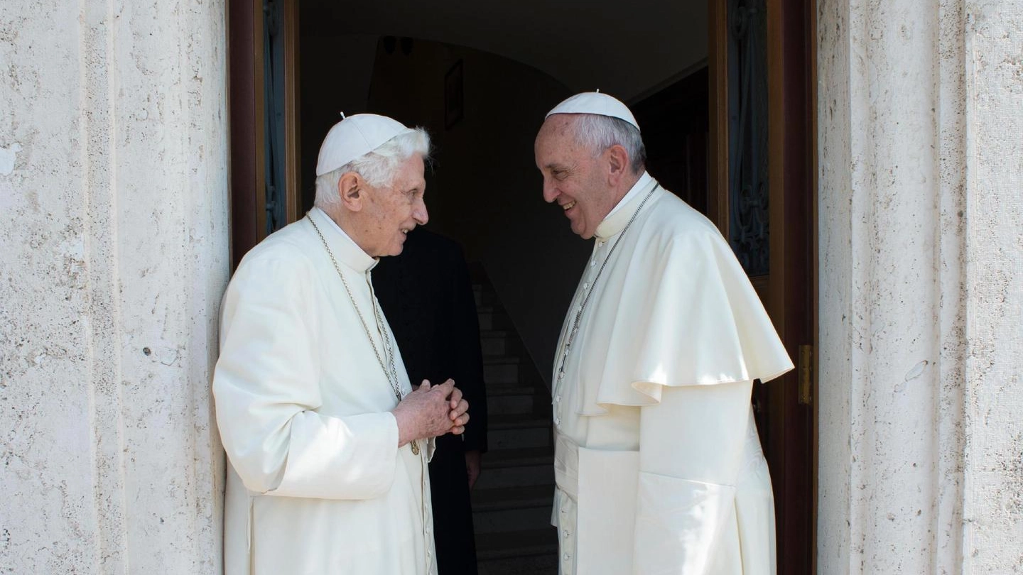 Un momento della visita di Papa Francesco al papa emerito Benedetto XVI (Ansa)