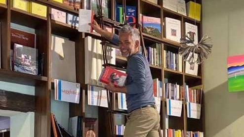 Da manager a libraio (dei vip): "Ora consiglio romanzi a De Sica e Placido. Il posto fisso? La mia felicità è qui"