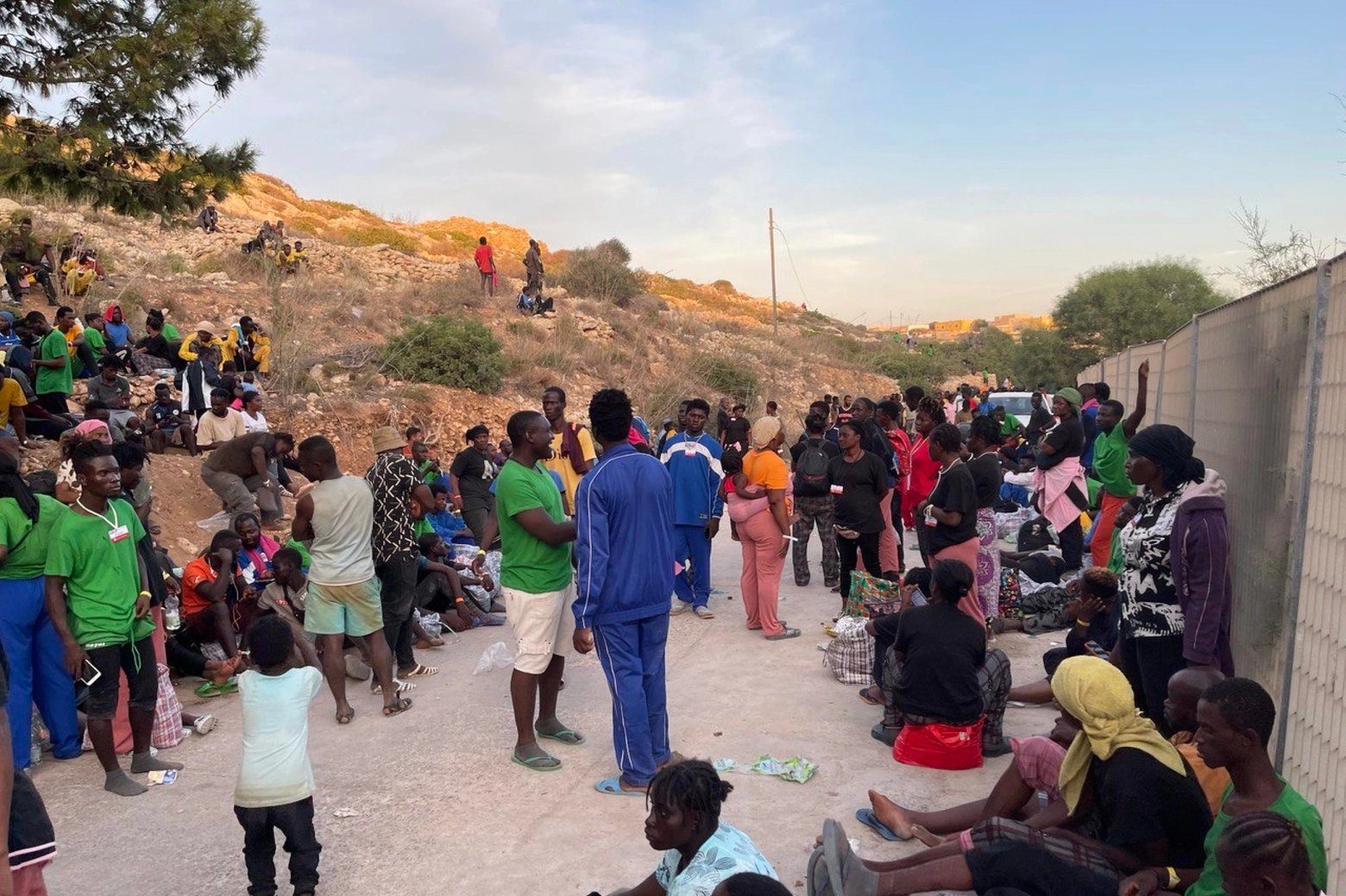 Caos in hotspot a Lampedusa per la distribuzione pasti (Ansa)