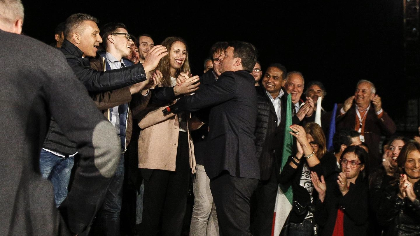 Primarie Pd, Matteo Renzi con i suoi sostenitori (Ansa)