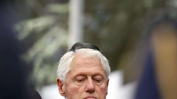 Clinton raccolto davanti a tomba Rabin