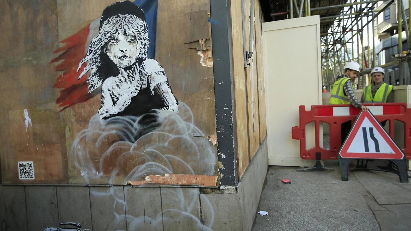 Un'opera di Banksy comparsa lo scorso gennaio davanti all'ambasciata francese a Londra