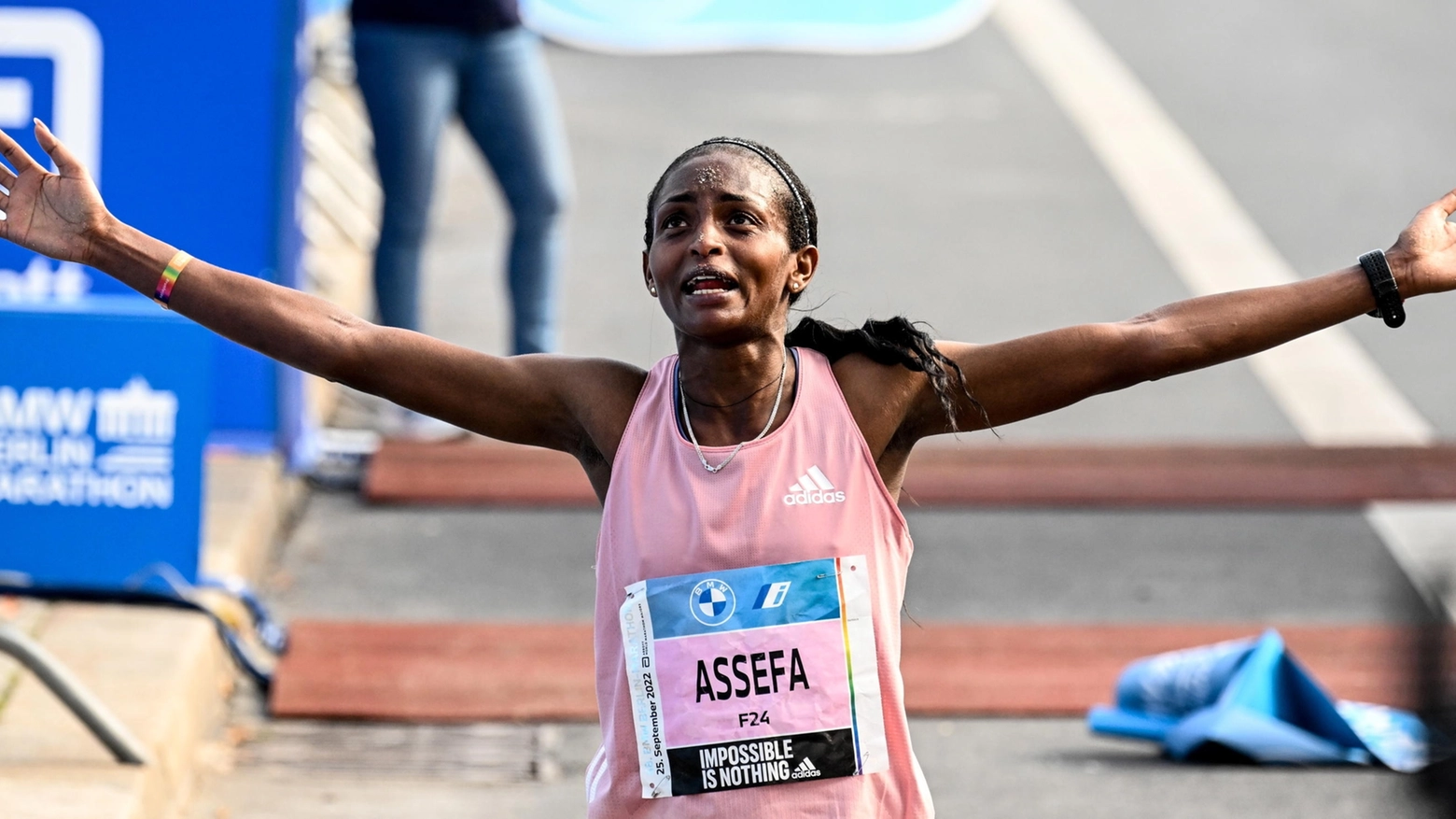 Alla maratona di Berlino la Assefa migliora di due minuti il record femminile e chiude in 2h11’53”