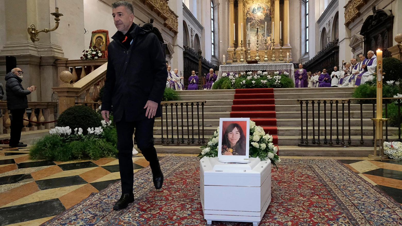Il papà di Giulia ai funerali della figlia (Ansa)