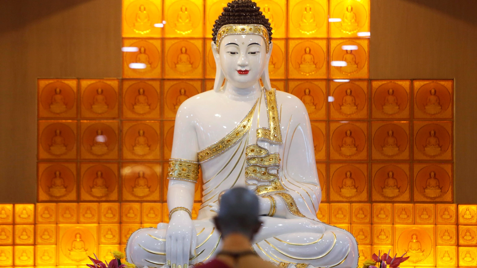 Monaco in un tempio buddista (Ansa)