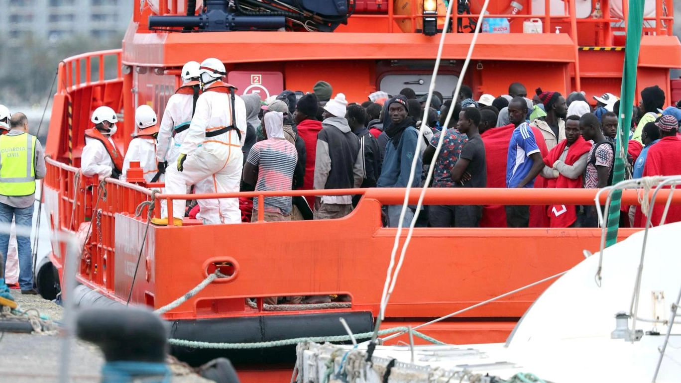 Migranti soccorsi in mare approdano in Spagna (Ansa)