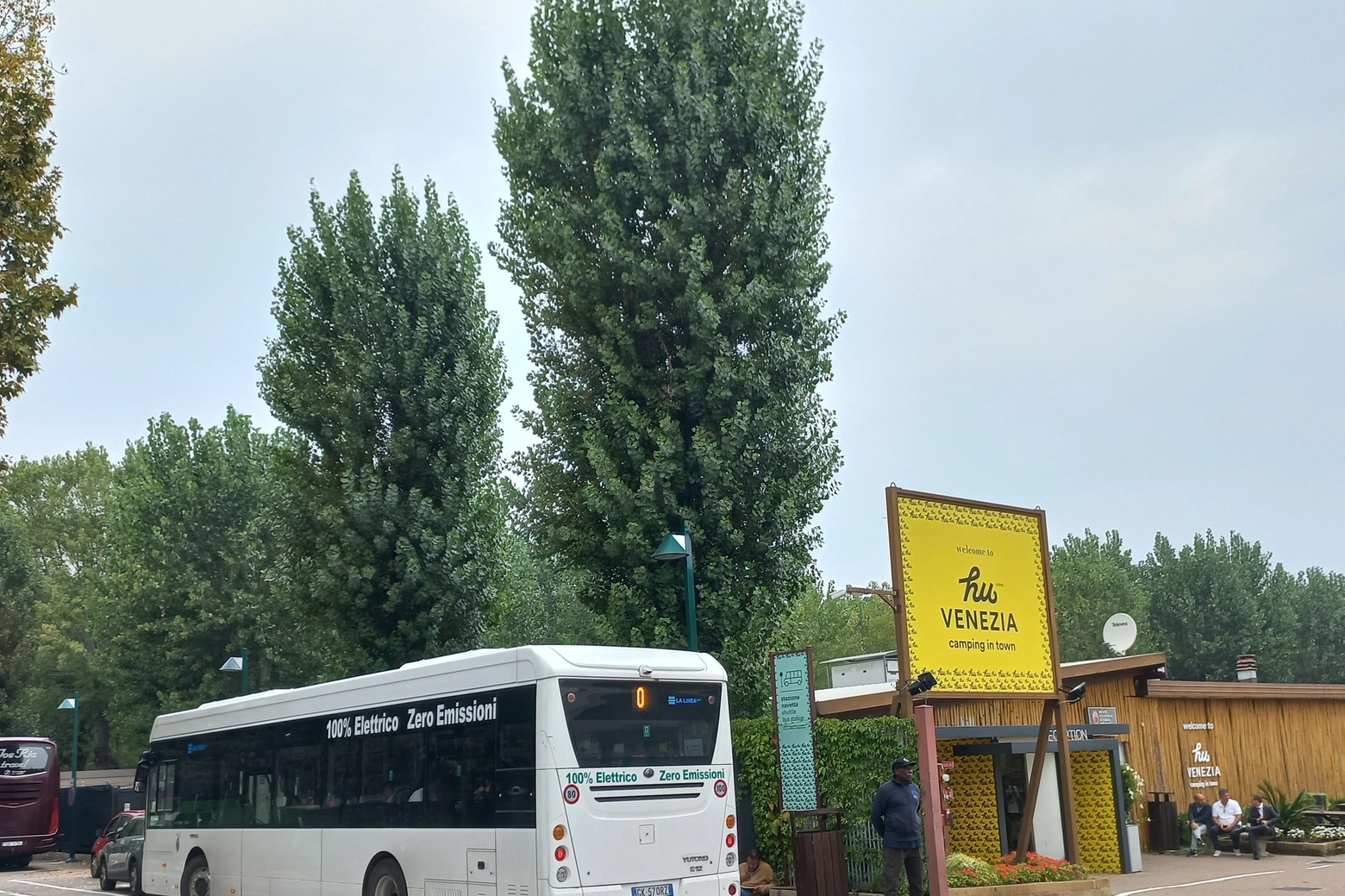 Un bus bianco che fa la spola fra il camping e Venezia