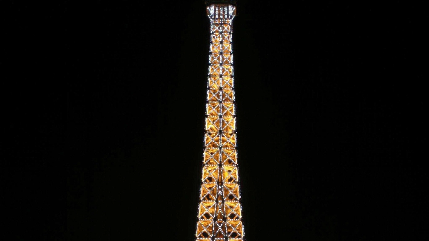 Attentato Parigi, spari alla Tour Eiffel (Ansa)