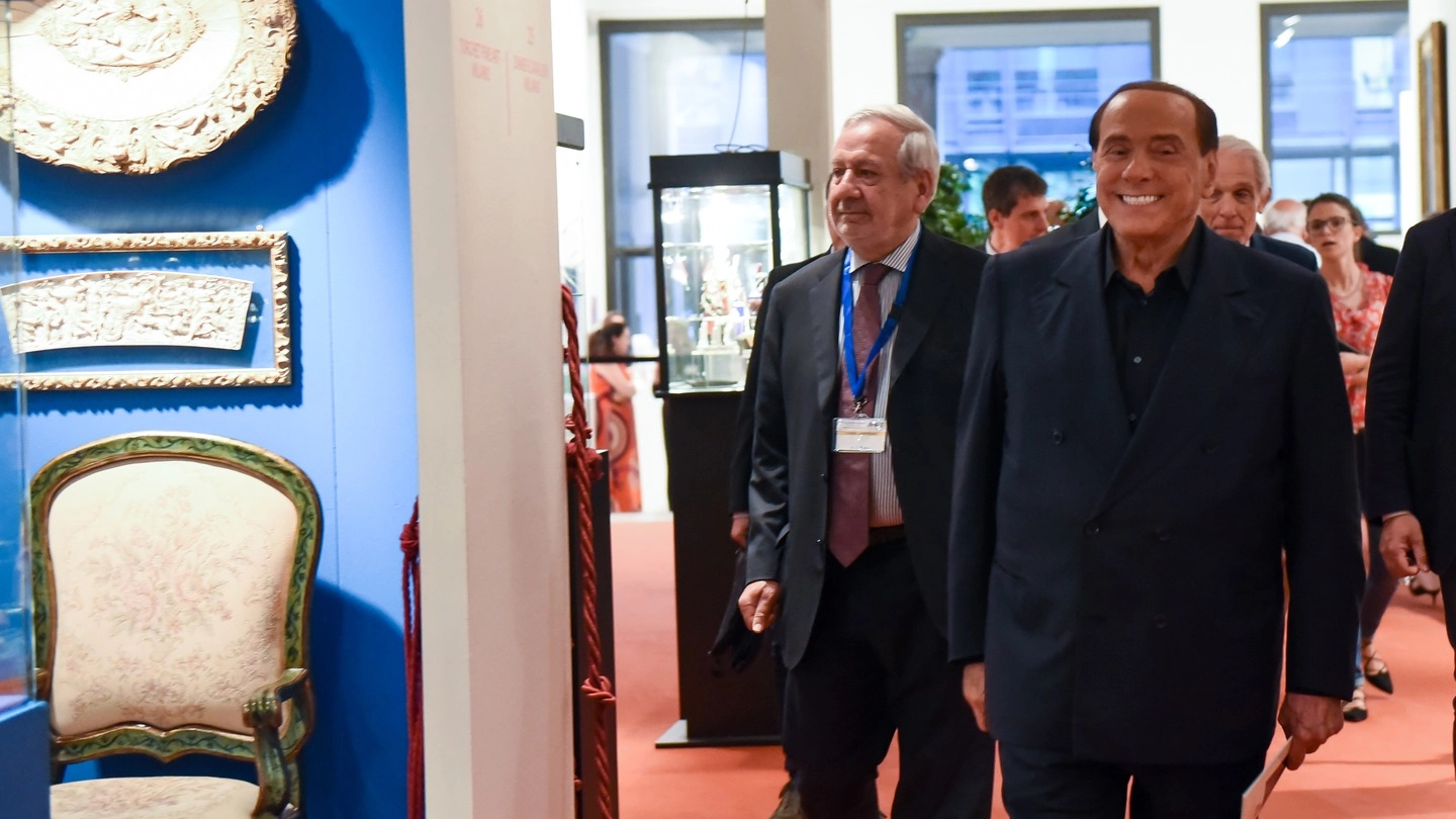 Silvio Berlusconi visita l'Amart, mostra mercato dell'antiquariato (LaPresse)
