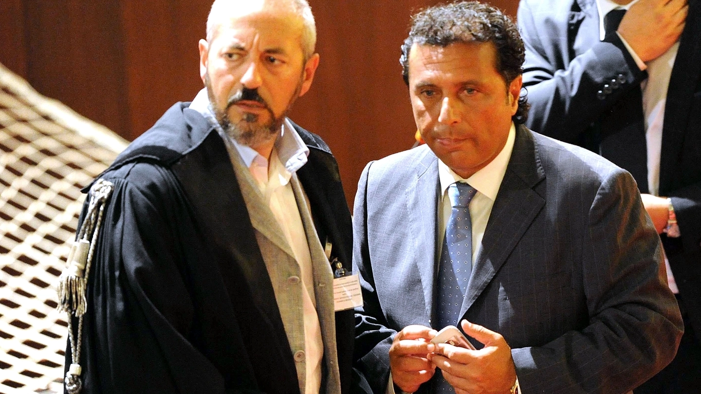 Francesco Schettino con il suo avvocato durante il processo per il naufragio della Concordia (Ansa)