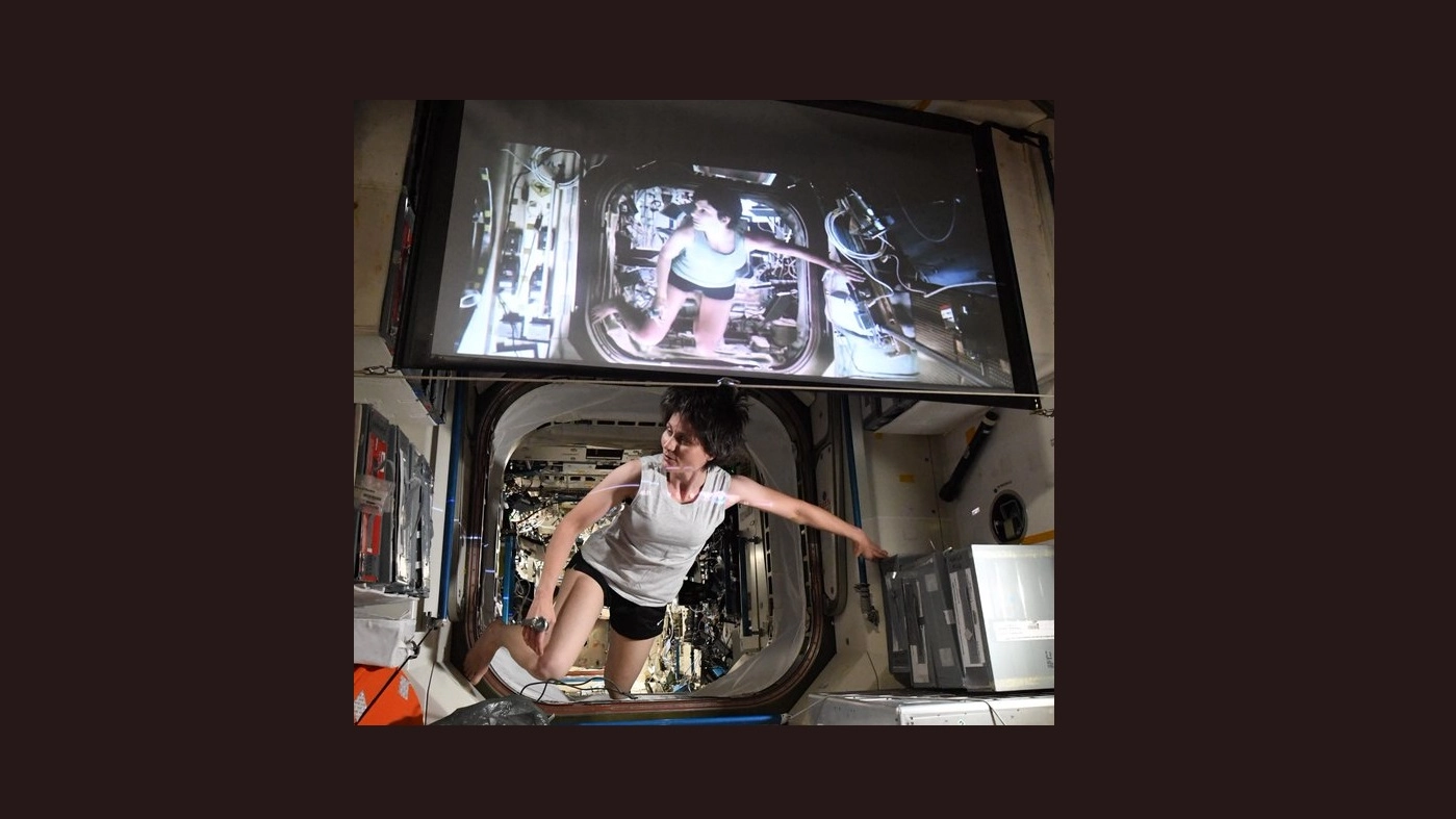 Il confronto fra Sandra Bullock nel film Gravity e la Cristoforetti sull'Iss