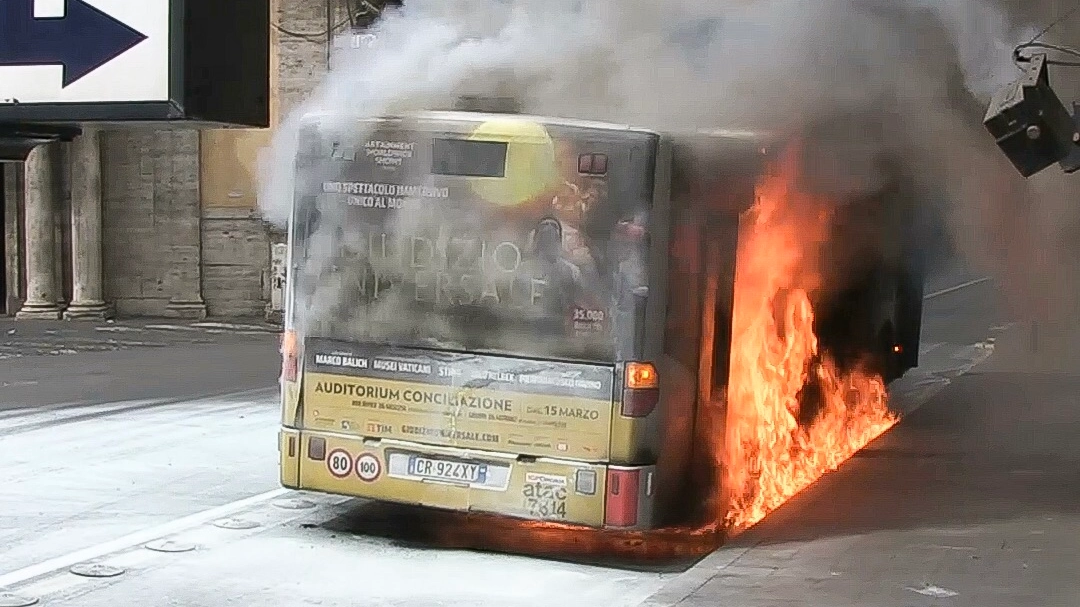 Bus Atac in fiamme (Lapresse)