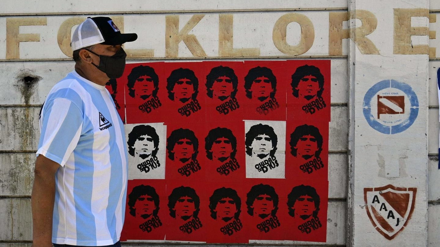 Maradona, "City of God" fuori dallo stadio dell'Argentinos Juniors a Buenos Aires (Ansa)