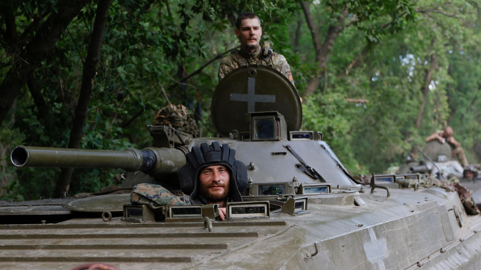 Soldati ucraini dentro un carro armato lungo la linea del fronte a Bakhmut (Ansa)