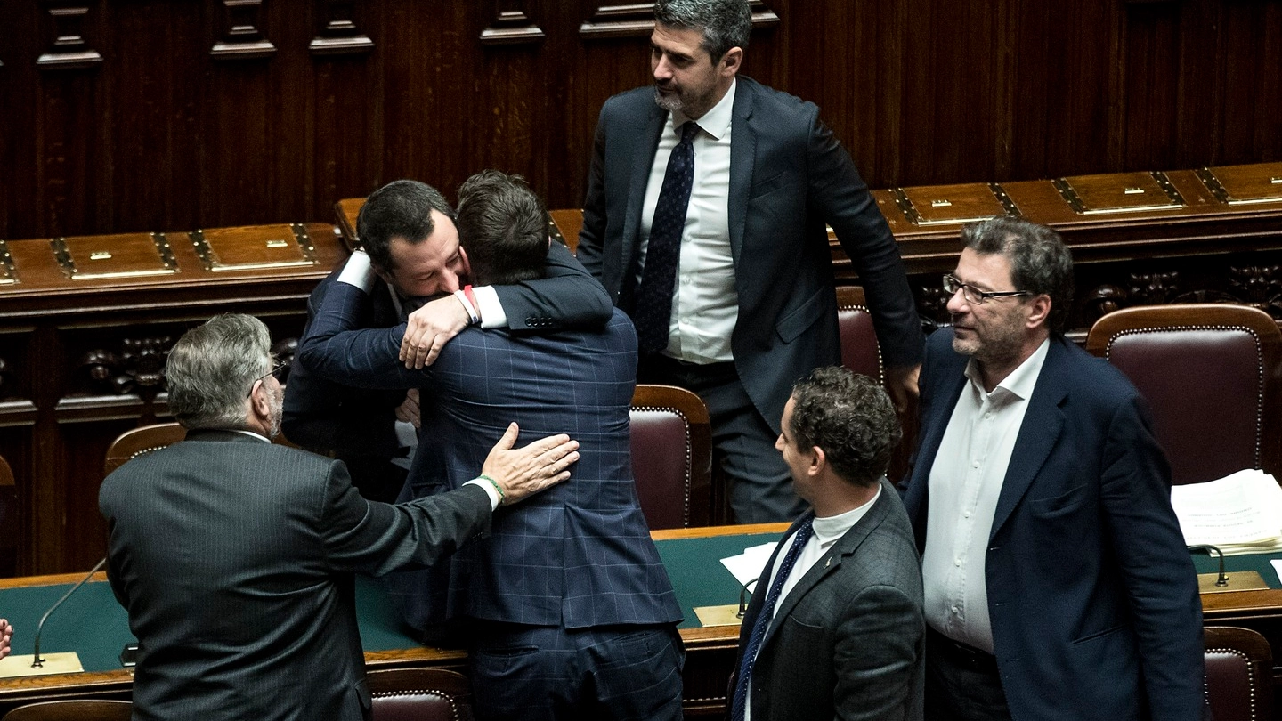 Abbracci e gioia per il ministro Salvini dopo l'ok al decreto Sicurezza (Lapresse)