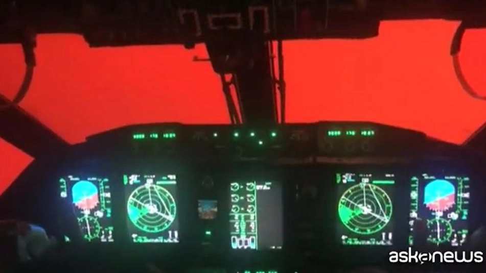 Incendi in Australia, l'aereo nel cielo rosso fuoco 