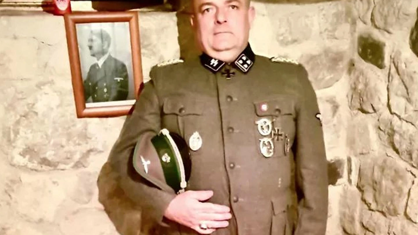 Gabrio Vaccarin, consigliere comunale di Nimis, vestito da nazista su Twitter (Ansa)
