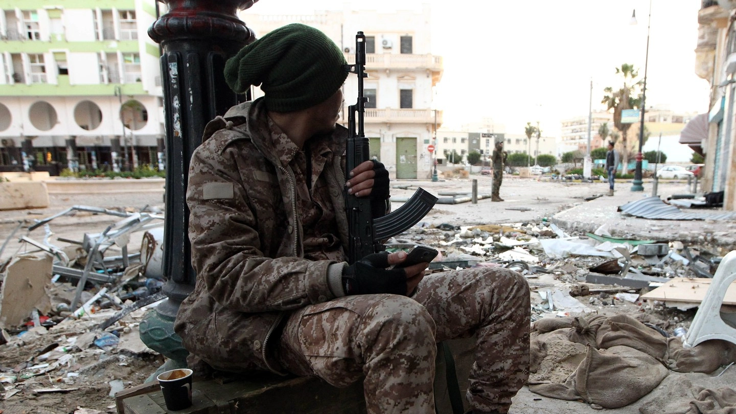 Un soldato del generale Haftar controlla una strada a Bengasi (AFP)