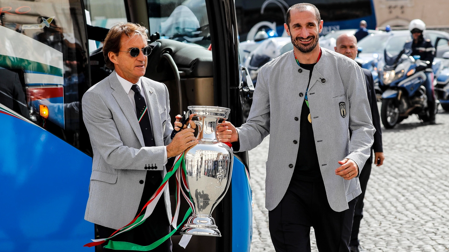 Mancini e Chiellini con la coppa dell'Europeo vinto l'estate scorsa
