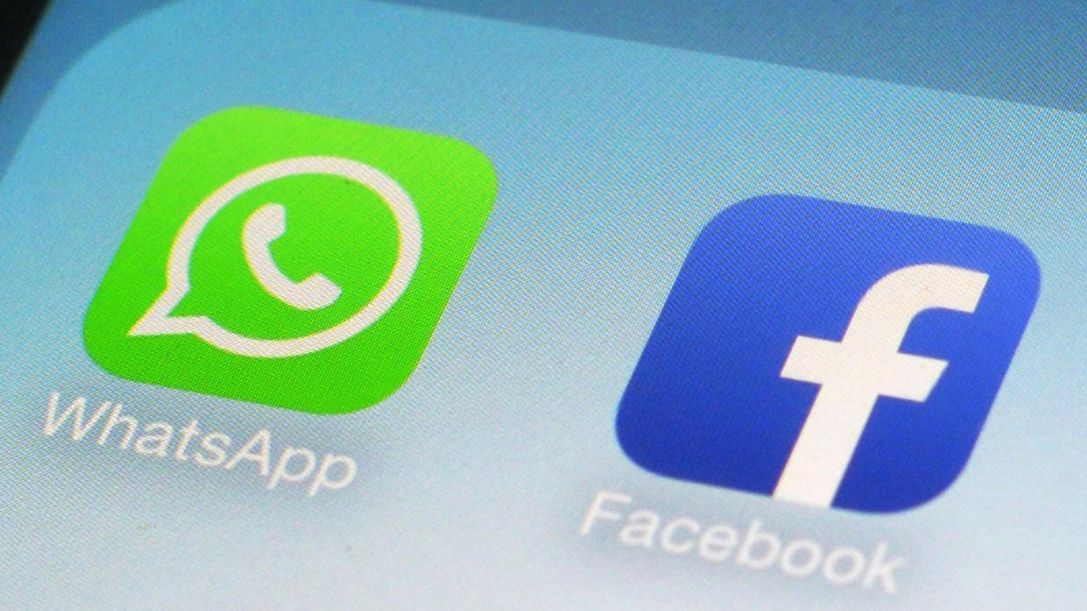 Le app di Facebook e WhatsApp su un cellulare (Lapresse)