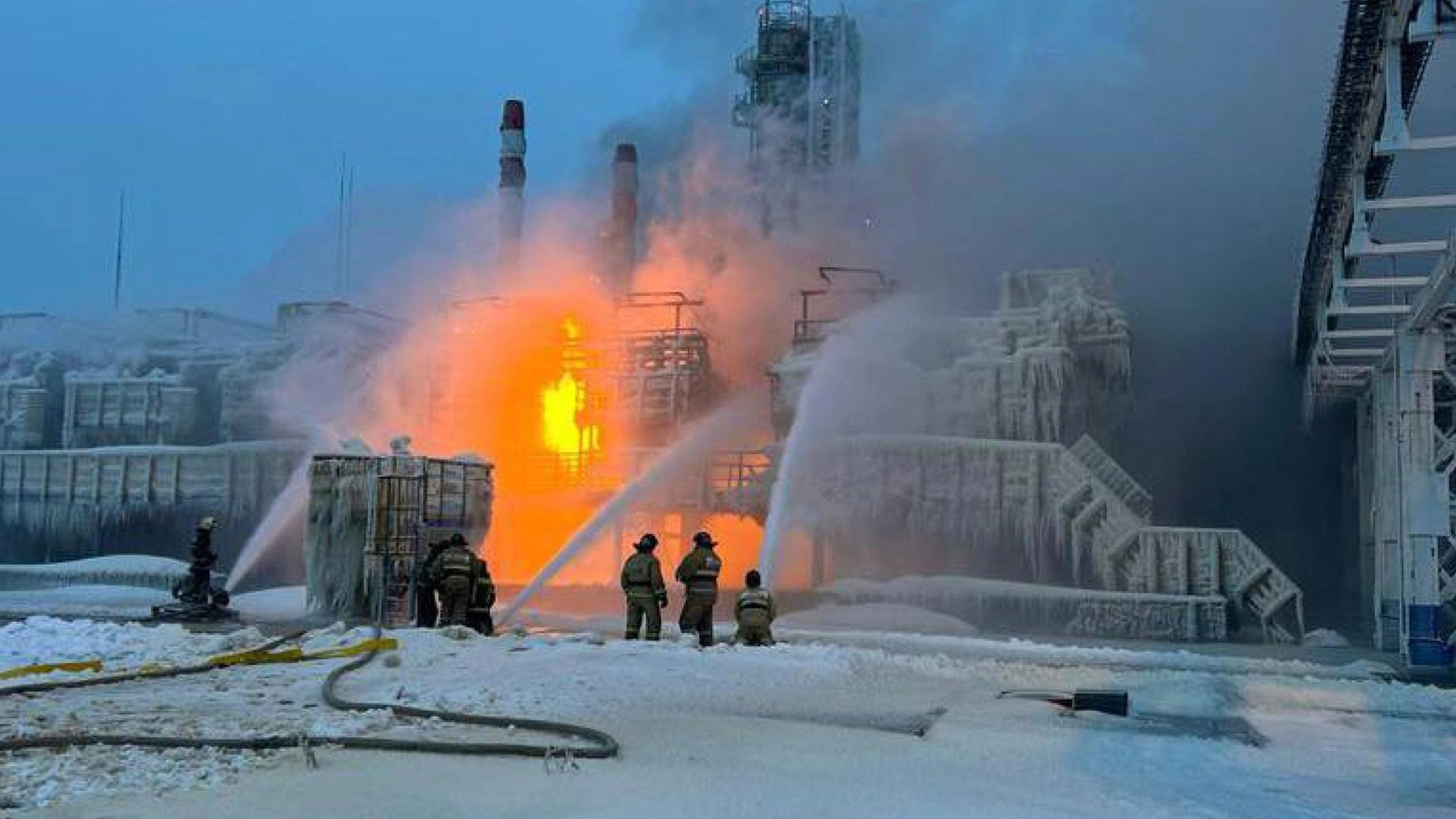 Incendio nel terminal del gas russo Novatek (Ansa)