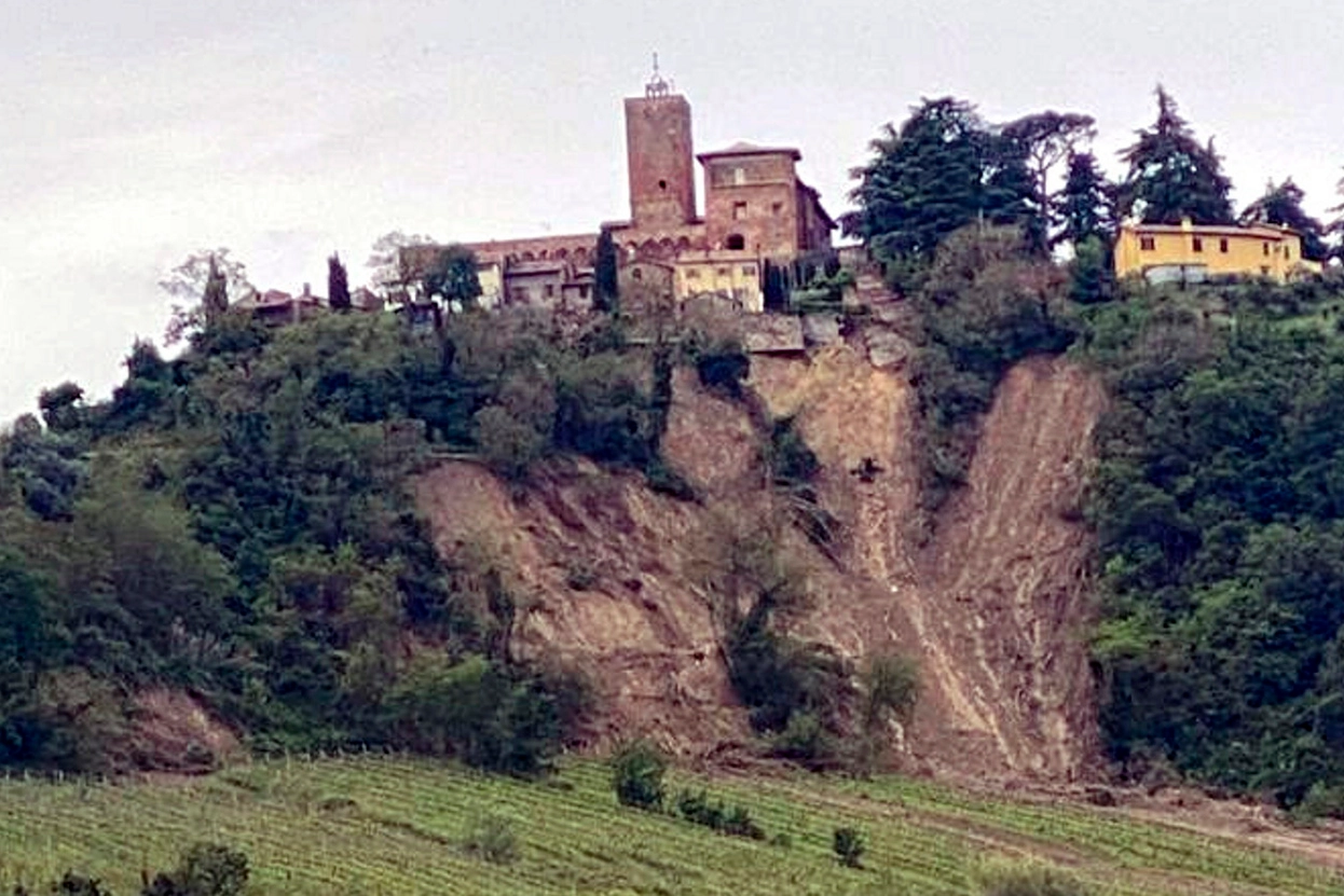 La terra ha ceduto sotto alla Rocca di Sorrivoli, vicino a Cesena (Ravaglia)