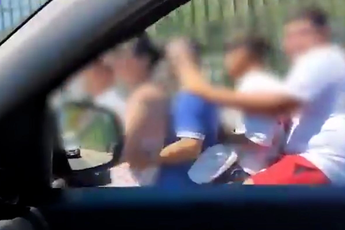 Un'immagine del filmato con la famiglia di 5 persone a bordo di uno scooter