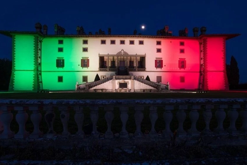 Tricolore sulla facciata della villa Medicea di Artimino 