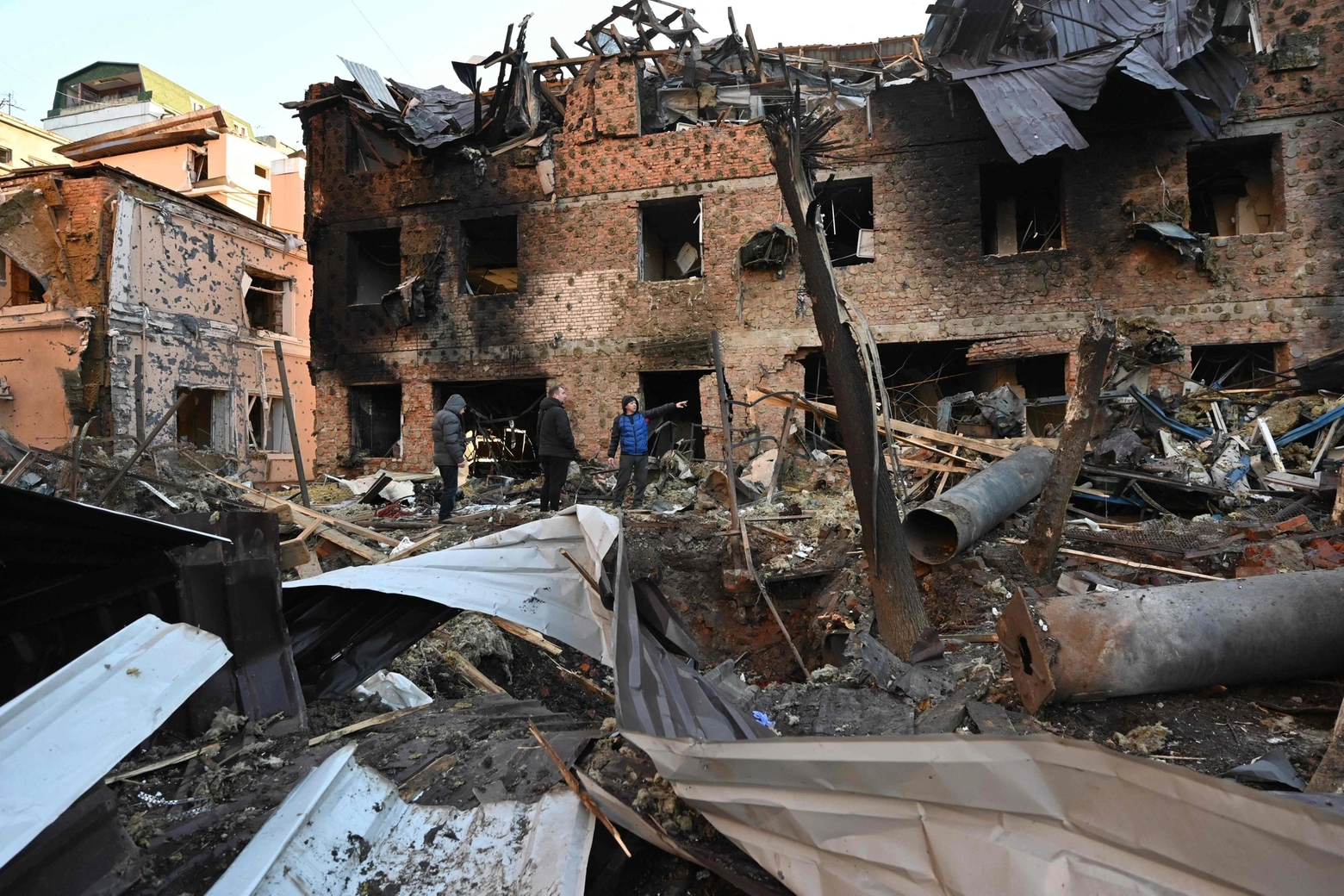 Kharkiv, macerie dopo il bombardamento russo (Ansa)