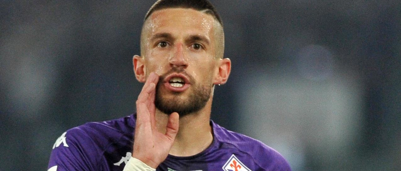 La Fiorentina è in emergenza difensiva: Biraghi è in dubbio, Mina e Pierozzi infortunati, Dodo fuori. Italiano dovrà arrangiarsi con Kayode e Parisi. Passaggio al 3-5-2 in caso di ulteriore emergenza. Speranza di una svolta fortunata.