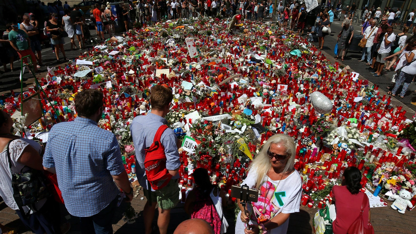 Barcellona piange le vittime dell'attentato (lapresse)