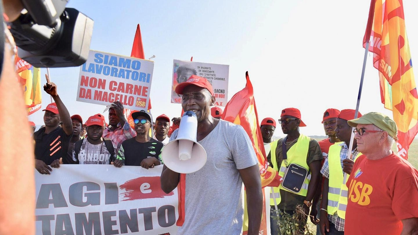La 'marcia dei berretti rossi' a Foggia dopo la strage di braccianti (Ansa)