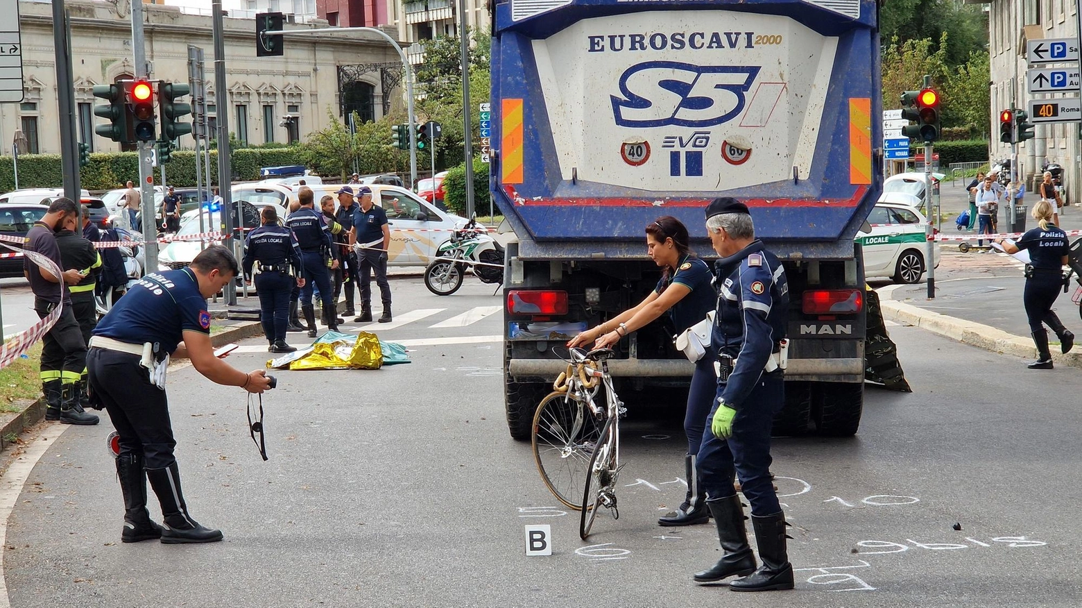 Falciata in bicicletta  I pugni disperati sulla fiancata  poi il camion la travolge  Un’altra vittima a Milano