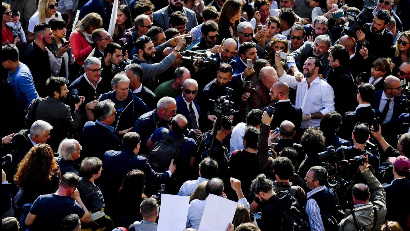 Salvini a Napoli: un mare di selfie col ministro dell'Interno (Ansa)