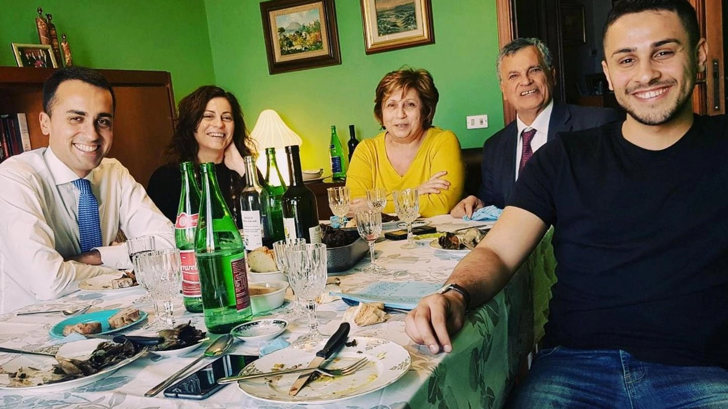 Luigi Di Maio (sx) durante il pranzo di Pasqua con la famiglia a Pomigliano d'Arco (Ansa)