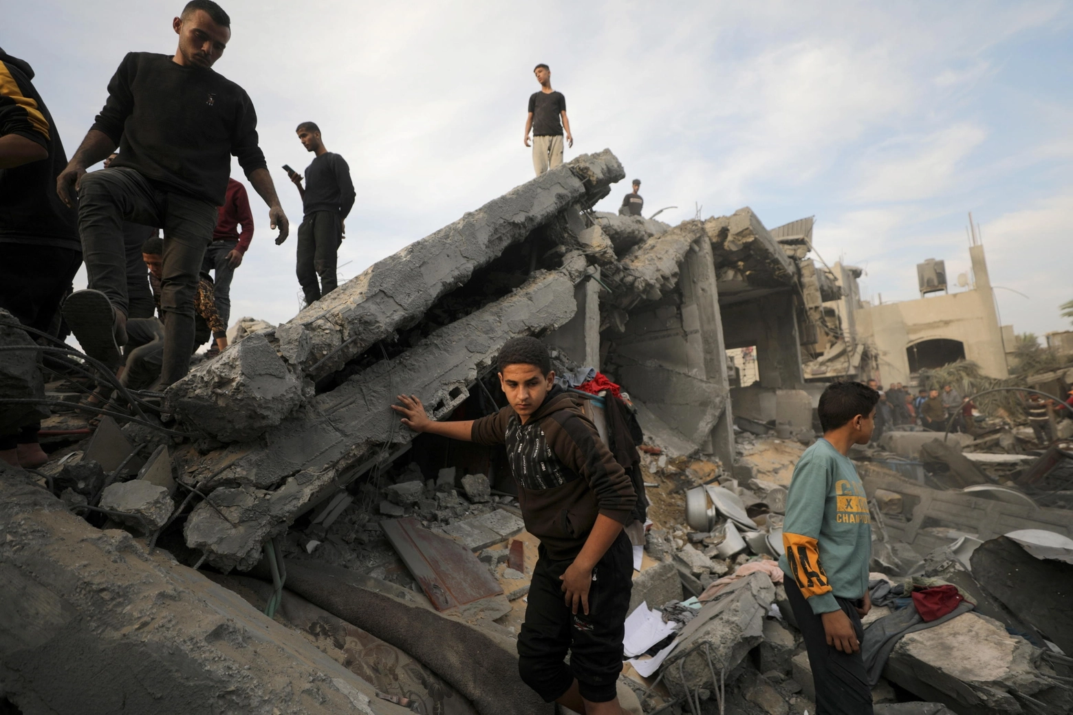 Gaza, palestinesi cercano vittime sotto le macerie dopo i raid israeliani (Epa)
