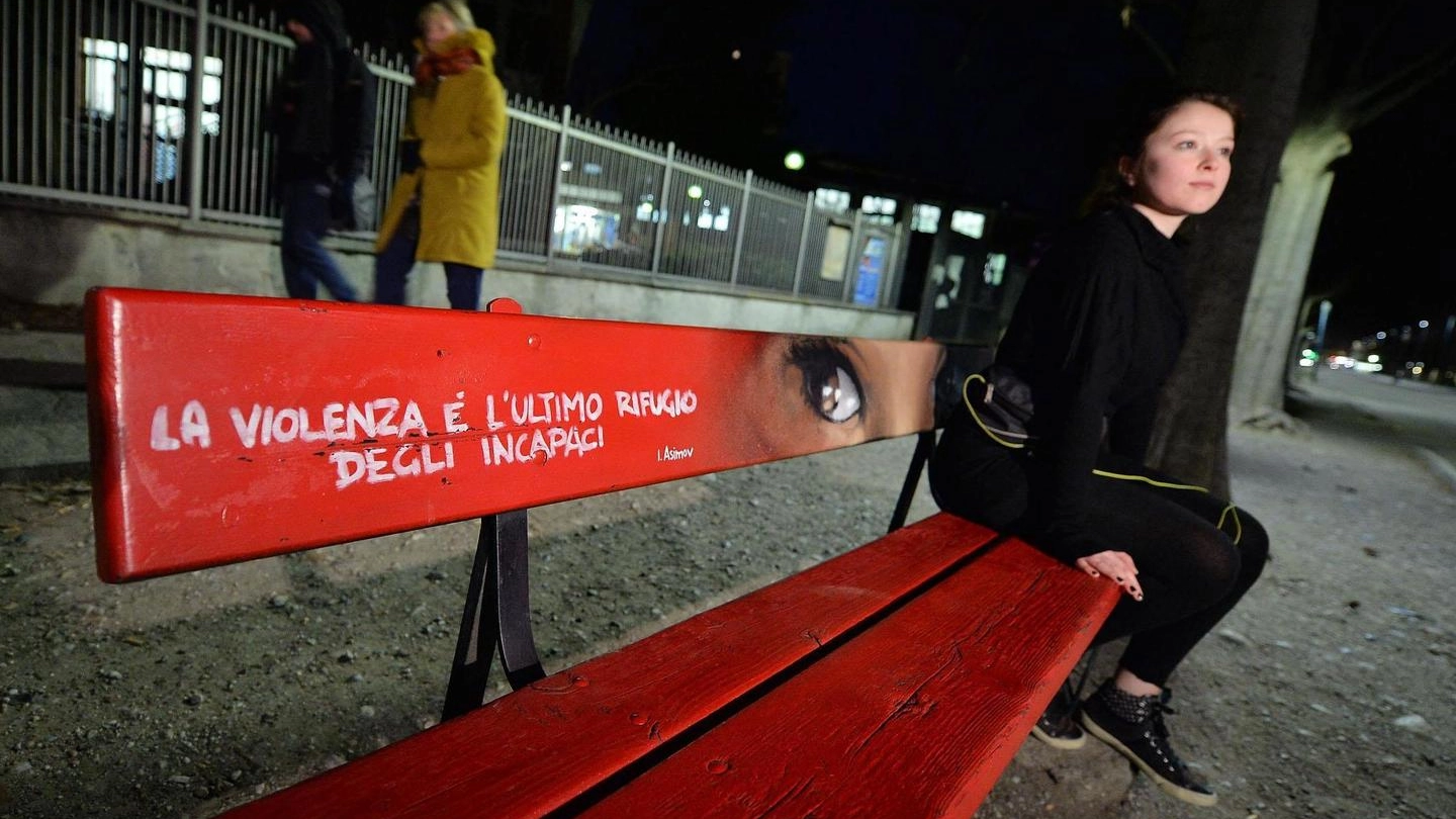Torino, una delle 21 panchine rosse contro la violenza sulle donne