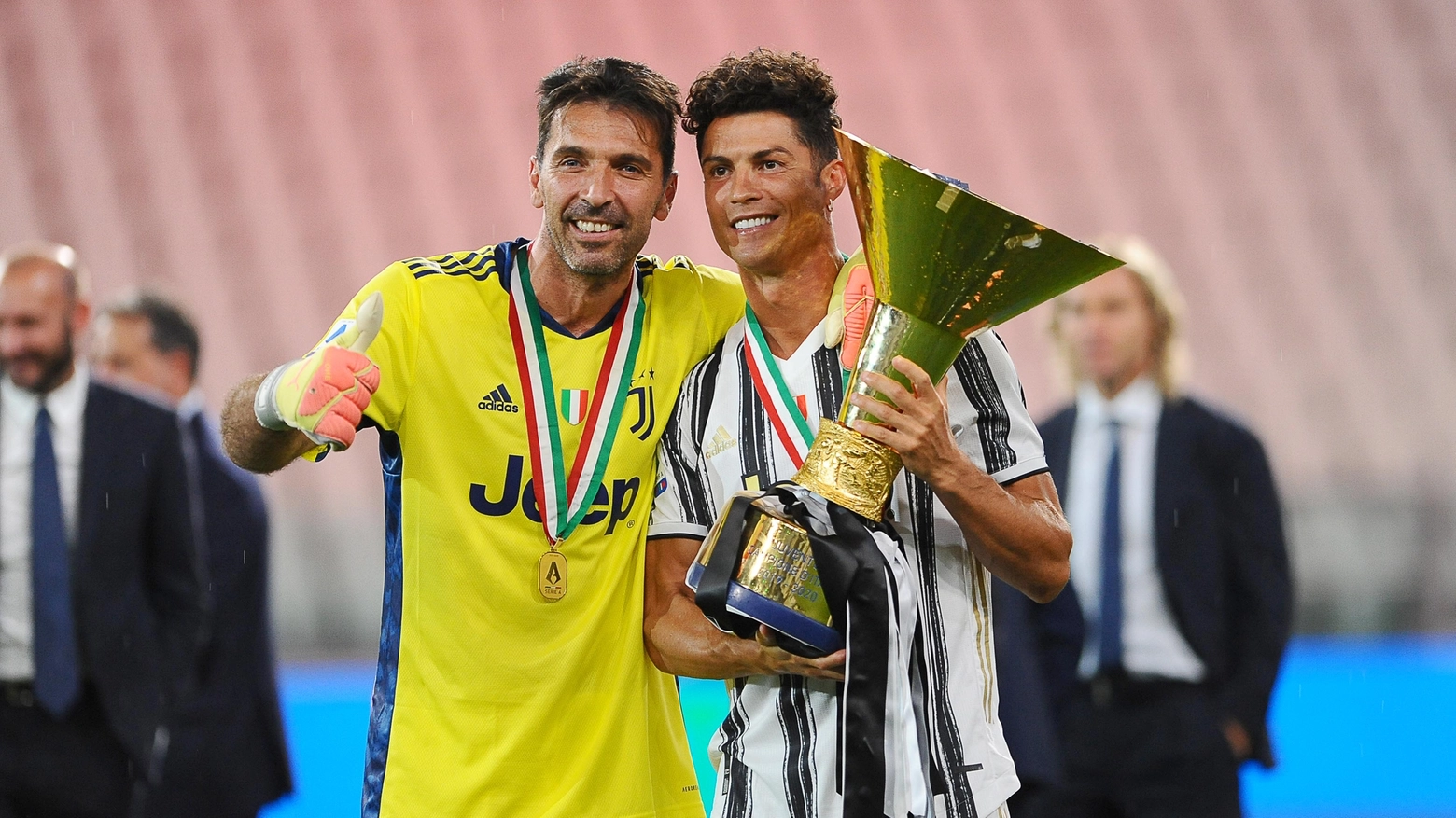 Serie A, Buffon e Cristiano Ronaldo festeggiano lo scudetto Juve 2019-2020 (Alive)