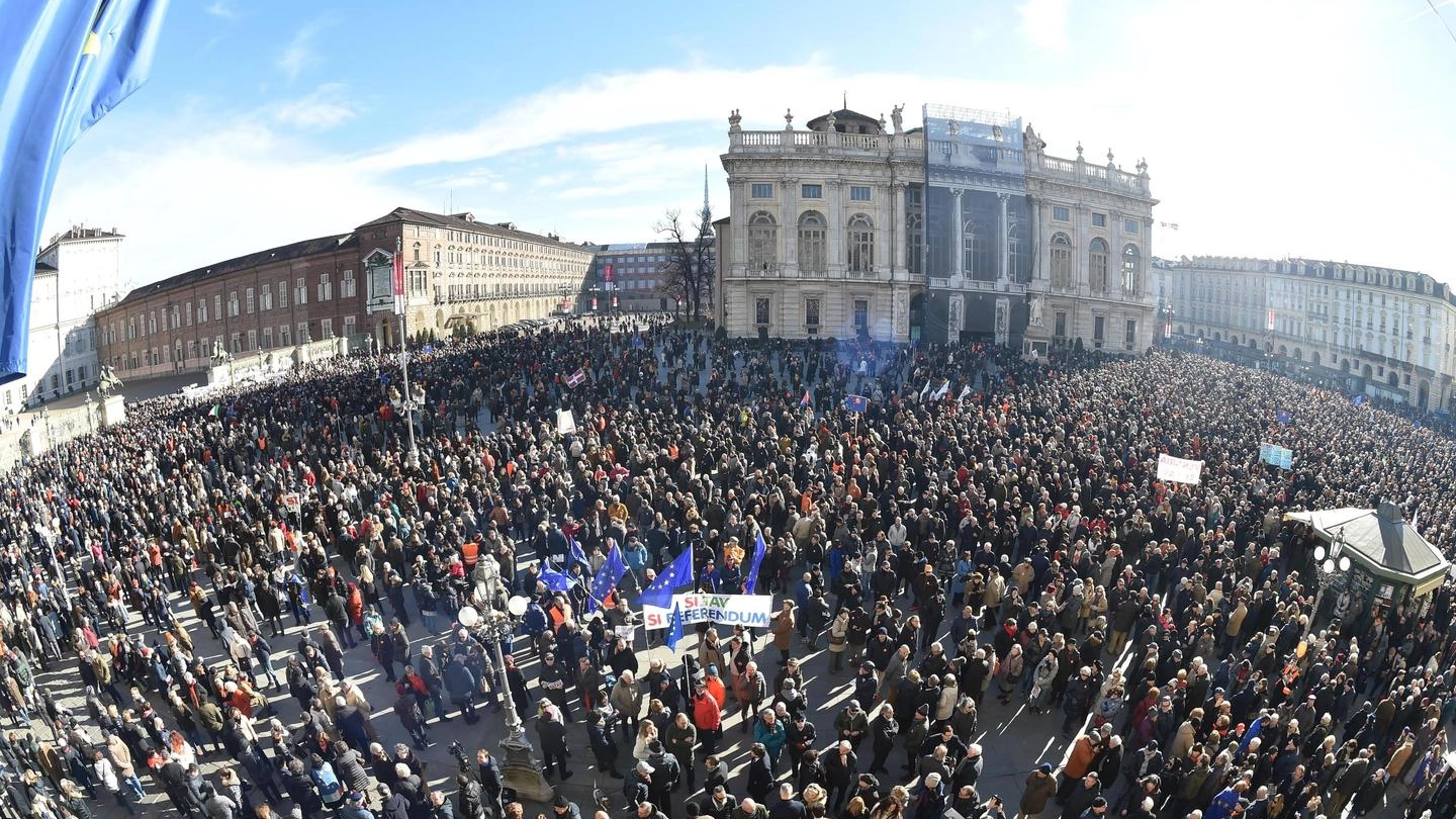 Torino, piazza Castello piena per la manifestazione Sì Tav con la Lega (Ansa)