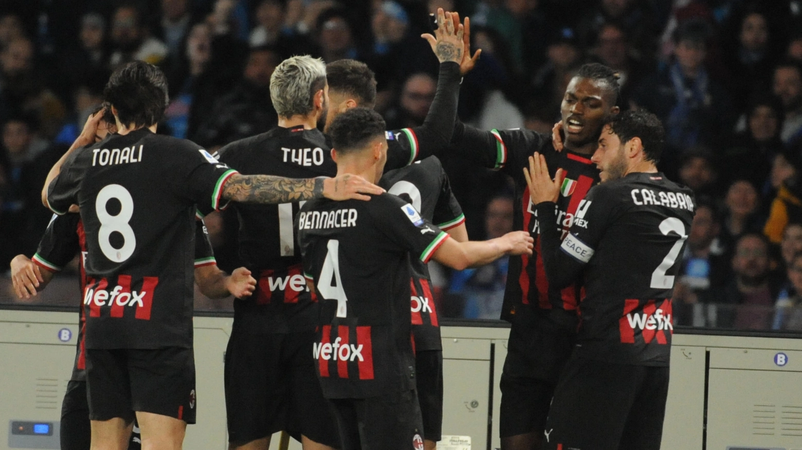 L'esultanza del Milan per la vittoria a Napoli