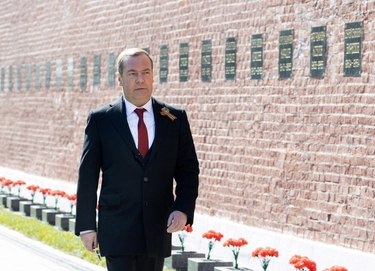 Ucraina, l’ultima di Medvedev su Zelensky: rischia di morire come Hitler
