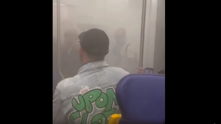 Un fumogeno accesso dai tifosi sul treno della metropolitana di Napoli