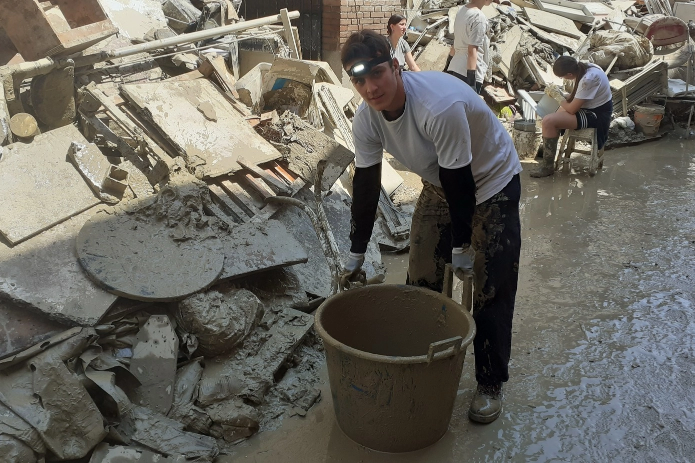 Ceramiche sotto il fango, volontari in azione al museo Zauli di Faenza