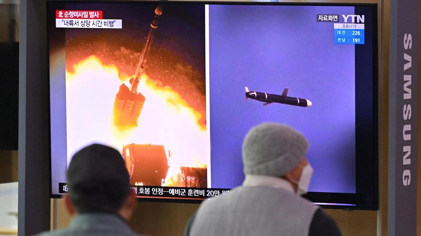 Le immagini del test missilistico della Corea del Nord trasmesse dalla tv (Ansa)