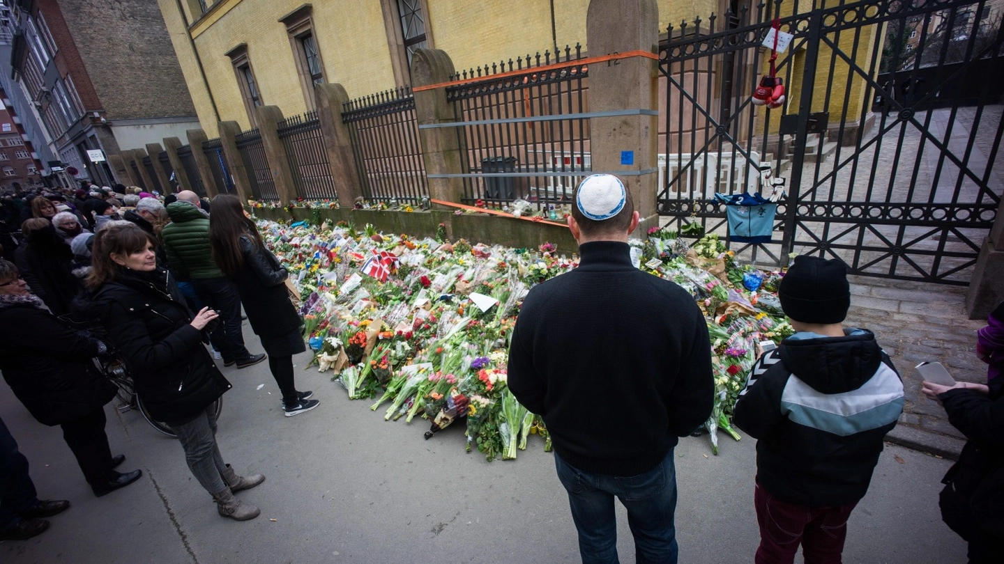 Fiori davanti alla sinagoga dove è stato ucciso il guardiano ebreo (Lapresse)