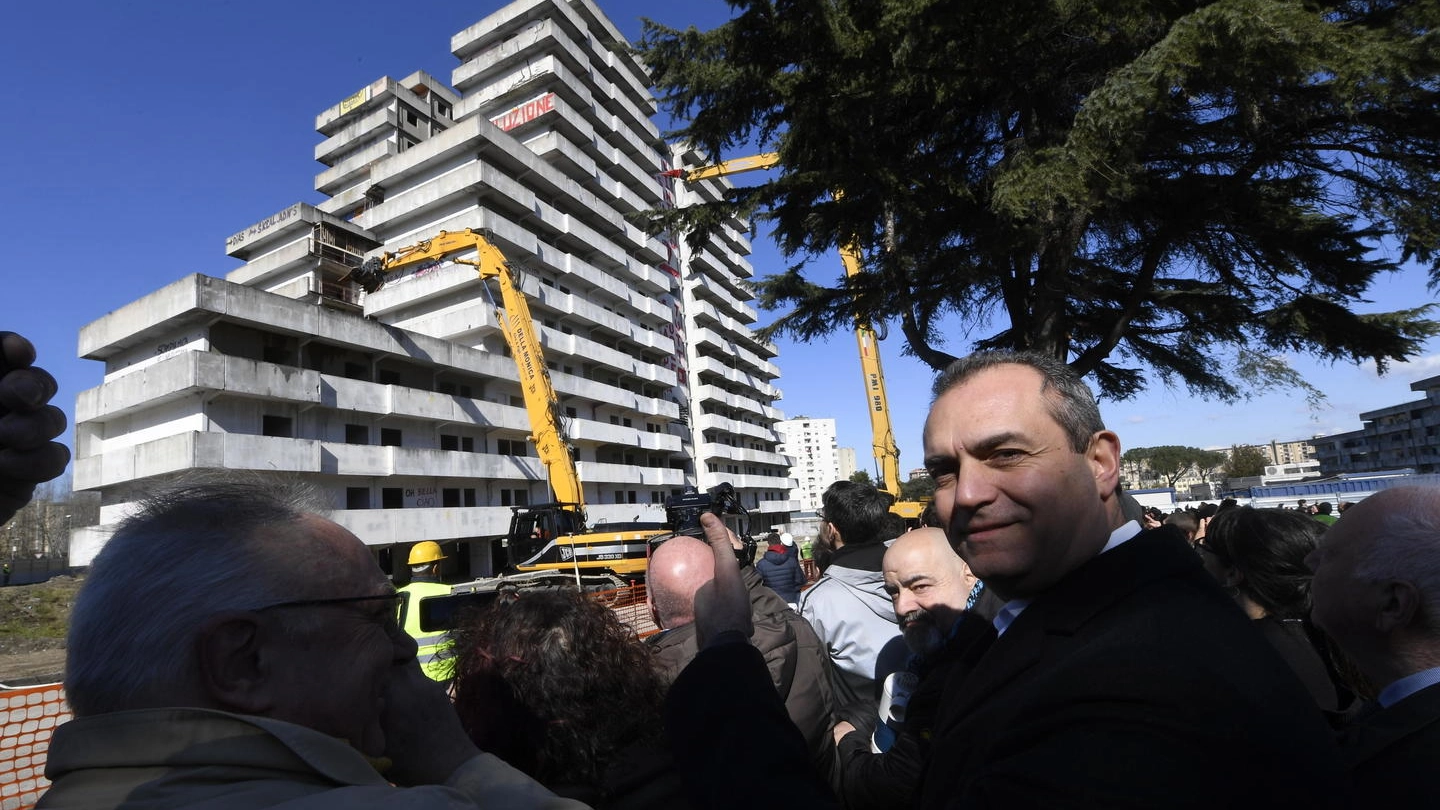 Il sindaco Luigi De Magistris durante la demolizione della Vele Verde a Scampia (Ansa)