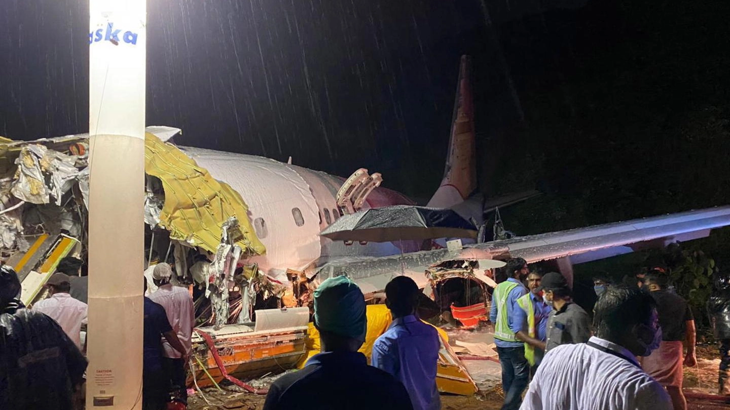 L'aereo dell'Air India dopo lo schianto (Ansa)