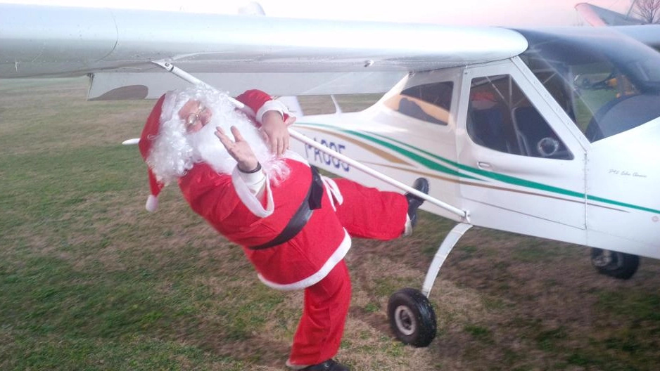 Terni, Babbo Natale arriva in aerepolano per i bimbi dell'Ast